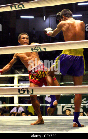 Un concours de Muay Thai à l'Rajadamern Stadium à Bangkok, Thaïlande. Banque D'Images