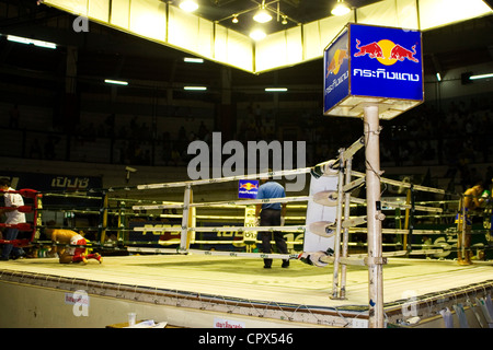 Le ring de boxe au Rajadamnern Stadium à Bangkok, Thaïlande. Banque D'Images