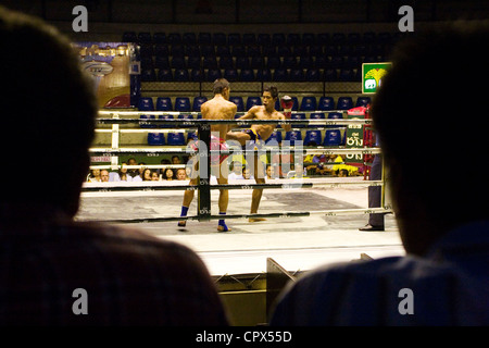 Une vue de l'élève à l'Rajadamnern Stadium, Bangkok. Le stade est un lieu pour le Muay Thai ou Boxe Française. Banque D'Images