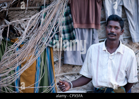 Un pêcheur en face de sa cabane de plage à Kalpitiya, Sri Lanka Banque D'Images