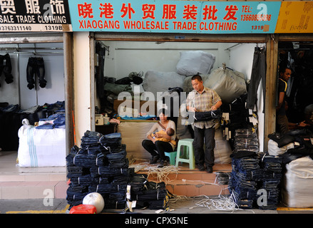 CHINE Guangzhou , marché d'exportation et de gros Canaan Export Center, salles d'exposition avec Jeans pour les acheteurs internationaux Banque D'Images