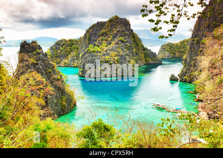 Lagon tropical sur la façon de quietude Productions lake. L'île Coron Banque D'Images