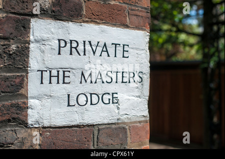 Inscription peinte sur un mur à Jésus College de Cambridge pour le Masters lodge Banque D'Images