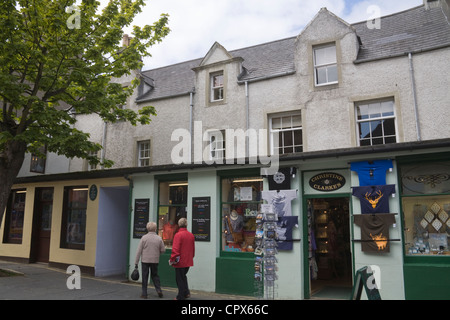 Kirkwall Orkney Islands grand arbre dans la zone piétonne, rue Albert avec boutiques indépendantes dans la partie continentale de la ville Banque D'Images