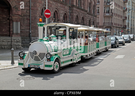 Train touristique avec chariots (sur roues) qui voyagent à travers les rues de Metz, Moselle, Lorraine, France. Banque D'Images