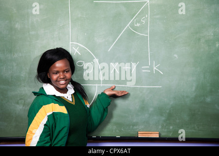 Une jeune fille de problèmes mathématiques une somme sur un tableau noir, l'école primaire, Meyerton Meyerton, Gauteng Banque D'Images