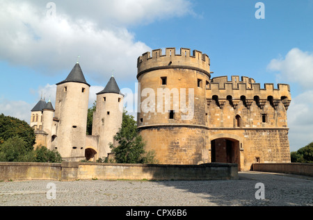 Les deux sections de la Porte des Allemands (German's Gate) porte de la ville au cours de la Seille, Metz, Moselle, Lorraine, France. Banque D'Images