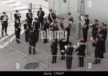 Brass band de la police de jouer en tant que bateau de croisière part sur le quai de Southampton England UK Banque D'Images