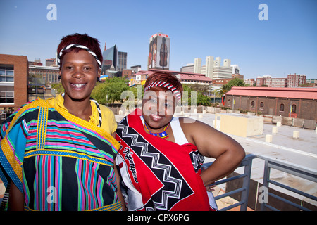 2 Les femmes africaines habillés en vêtements traditionnels sourire à l'appareil photo Banque D'Images