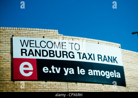 Gros plan du panneau disant 'Bienvenue à Randburg taxi' Banque D'Images