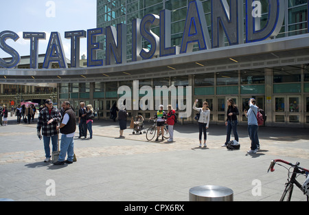 Staten Island Ferry Terminal Whitehall à South Ferry, New York USA Banque D'Images