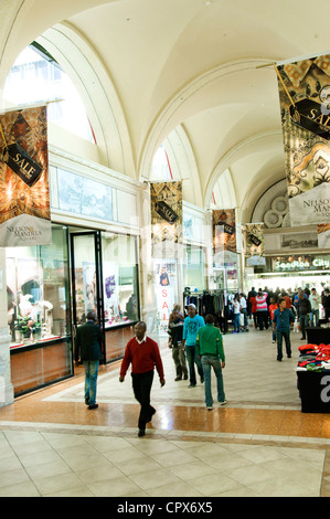 L'intérieur d'un centre commercial Banque D'Images