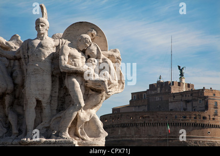 Rome - de la sculpture sur pont Vittorio Emanuele et Angel s castle Banque D'Images