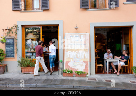 Dîners au restaurant Enoteca Baldi dans Piazza Bucciarelli, Greve-in-Chianti, Toscane, Italie Banque D'Images