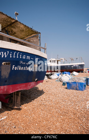 Bateaux de pêche commerciale sur la plage de galets dormeur Kent UK Le William T Coquelles Banque D'Images