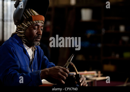 Remplacer les baguettes de soudure à l'usine de l'aimant, Gauteng, Afrique du Sud Banque D'Images