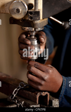 Travailleur d'usine dans la perceuse à colonne d'exploitation d'usine de l'aimant, Gauteng, Afrique du Sud Banque D'Images