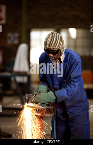 Employé d'usine, chalumeau d'exploitation d'usine de l'aimant, Gauteng, Afrique du Sud Banque D'Images