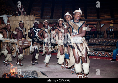 Un groupe de danseurs africains traditionnels de la danse autour d'un feu Banque D'Images