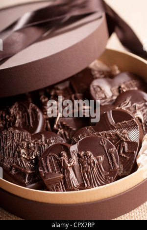 Confiseries au chocolat dans une boîte Banque D'Images