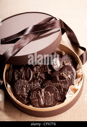 Confiseries au chocolat dans une boîte Banque D'Images