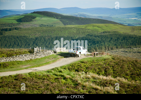 Les travailleurs du conseil 4x4 de retourner vers le bas la manière Clwydian, chemin d'Offas Dyke du sommet de la Moel Famau, au Pays de Galles Banque D'Images