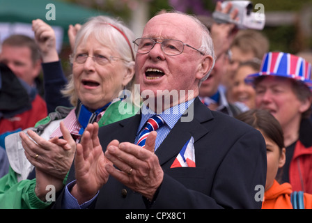 Les personnes âgées à chanter l'hymne national au cours de la célébrations du Jubilé de diamant de la Reine, Rowledge Village Banque D'Images