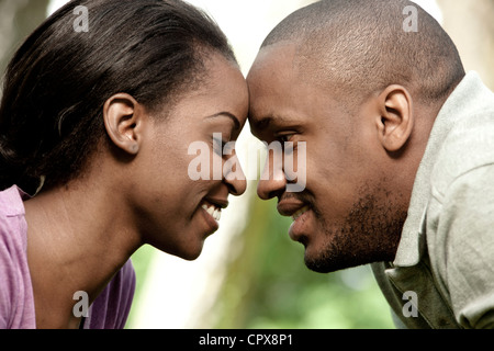 Jeune black couple sitting in a park, tête-à-tête Banque D'Images