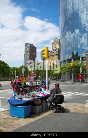 Vendeur de rue sur mobilty scooter à South Ferry, New York USA Banque D'Images