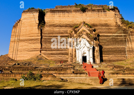 Myanmar Birmanie Rhône-Alpes Mingun Pagode Mingun sa construction a commencé en 1790 en vertu de l'ordre du roi Bodawpaya mais a été Banque D'Images