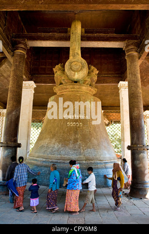 Myanmar Birmanie Division de Sagaing Mingun Mingun Bell cloche de bronze pesant 90 tonnes, 4 m de haut 5 m de diamètre effectué en 1808 par le Roi Banque D'Images