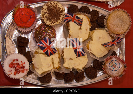 Des gâteaux l'alimentation tente à la célébration du Jubilé de diamant de la Reine, Rowledge, Hants/Surrey village frontière, Royaume-Uni. Banque D'Images