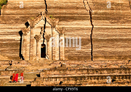 Myanmar (Birmanie), Mingun, la pagode de Mingun, moines Ashin Wimala, Ashin Wi Sait ta, Eindadama Nandatarda Ashin, Ashin et Ashin Thawma Banque D'Images