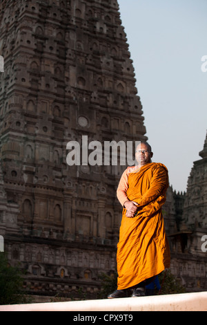 Moine bouddhiste du Sri Lanka se tenir sur le Temple de la Mahabodhi, Bodh Gaya, Bihar, Inde Banque D'Images