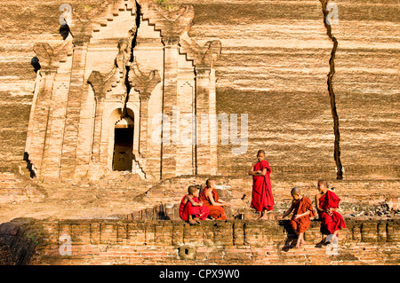 Myanmar (Birmanie), Mingun, la pagode de Mingun, moines Ashin Wimala, Ashin Wi Sait ta, Eindadama Nandatarda Ashin, Ashin et Ashin Thawma Banque D'Images