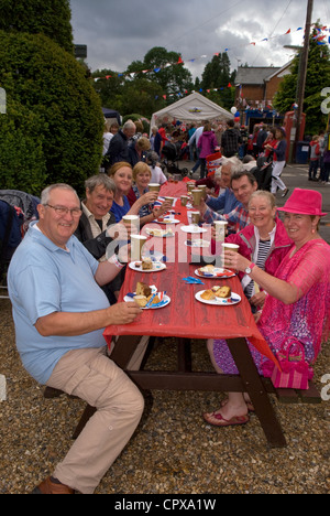 Street party en cours à la célébration du Jubilé de diamant de la Reine, Rowledge village, Surrey/frontière Hampshire, Royaume-Uni. Banque D'Images