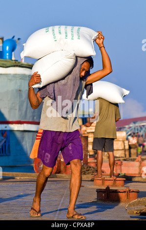 Myanmar (Birmanie), Division de Yangon, Yangon, Sine Oo Dan sur la jetée de la rivière Irrawady (Ayeryawaddy ou Ayerwaddy), les transporteurs de riz Banque D'Images