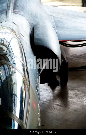 Jet de combat moderne, en attente dans le Hangar Banque D'Images