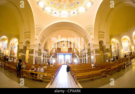L'intérieur de pèlerins chrétiens le Rosaire Basilique, Lourdes, Midi-Pyrénées, France Banque D'Images