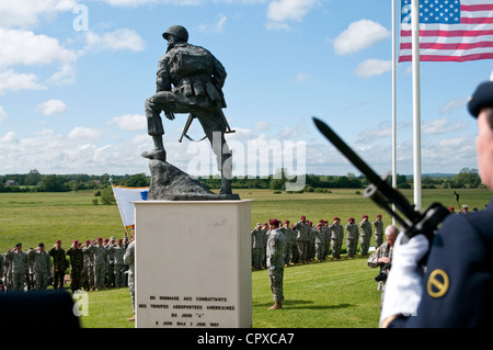 La Force opérationnelle 68, qui est composée de parachutistes des États-Unis, de l'Allemagne, de la France, de la Hollande et du Royaume-Uni, a réédicté l'opération aérienne de jour J sur les champs de la Fiere près de Ste Mere Elise, France pour commémorer les actes héroïques des parachutistes de la Seconde Guerre mondiale qui ont fait le saut il y a 68 ans. Après le saut, le groupe de travail a marché dans la ville de Sainte-Anne Le simple Elise donne le son des encouragements des habitants. La Force opérationnelle 68 est en Normandie, en France, pour commémorer le 68e anniversaire du jour J. ( Banque D'Images