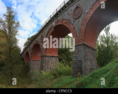 Le pont de chemin de fer historique de l'année 1882-1884 en Pologne, Bytow. Banque D'Images