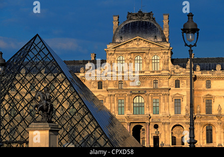 France, Paris, Musée du Louvre, Cour Napoléon, la pyramide de l'architecte Ieoh Ming Pei Banque D'Images