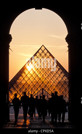 France, Paris, la pyramide du Louvre par l'architecte Ieoh Ming Pei Banque D'Images