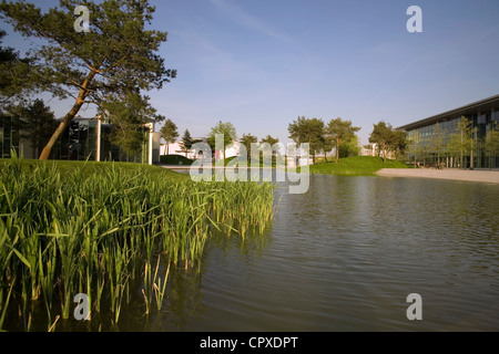 Cours d'eau tranquille entre érigés à la Volkswagen Autostadt du groupe ('voiture Ville'), Wolfsburg, Allemagne Banque D'Images