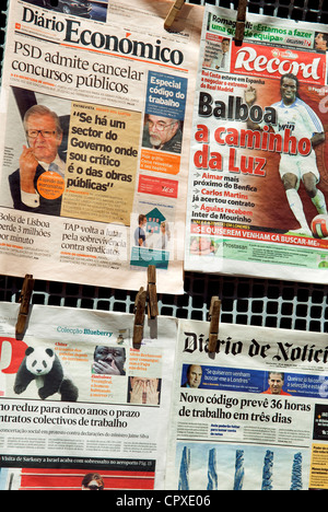 Portugal, Lisbonne, quartier de Baixa, journaux portugais dans un kiosque de la Rua Santa Justa Banque D'Images