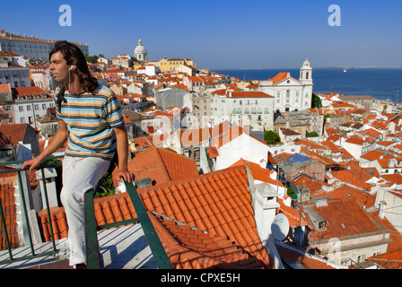 Portugal Lisbonne toits d'Alfama et Santo Estevao (St Stephen) église vue depuis la terrasse de Largo das Portas do Sol Banque D'Images