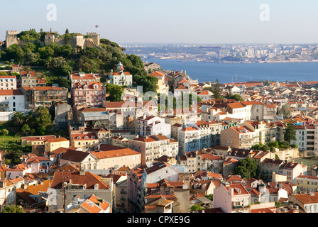 Portugal Lisbonne panorama depuis le Miradouro de Nossa Senhora do Monte Castelo Sao Jorge (Château Saint George) dans l'arrière-plan Banque D'Images