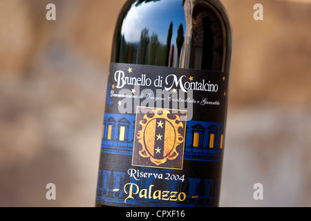 Le Brunello di Montalcino Riserva 2004 bouteille de vin rouge à wine estate de Palazzo près de Montalcino à Val D'Orcia, Toscane, Italie Banque D'Images