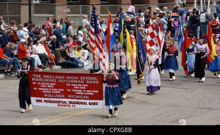 Holland High School Marching Dutchman de parades dans le Meijer Muziekparade Dans Tulip Time festival en Hollande au Michigan Banque D'Images