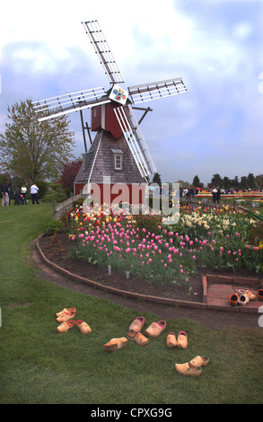 Moulin à vent hollandais dans Tulip Time Festival sur l'île de New Holland de Holland, Michigan Banque D'Images